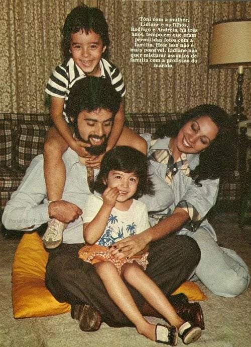 Na foto de 1975, Tony aparece ao lado dos filhos Rodrigo e Andréa ainda crianças e, sua esposa Lidiane Barbosa!