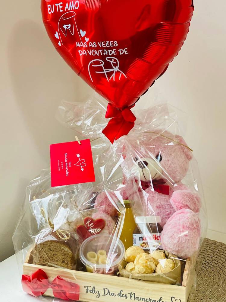 Cesta de Dia dos Namorados com itens para café da manhã, urso rosa de pelúcia e balão de coração