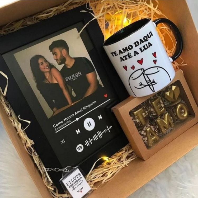 Cesta de Dia dos Namorados com fio de luzes, caneca, quadro personalizado Spotify com foto do casal e bombons