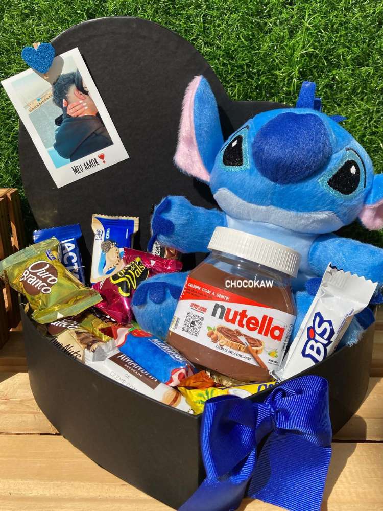 Cesta de Dia dos Namorados com pelúcia do Stitch, doces, laço e foto do casal