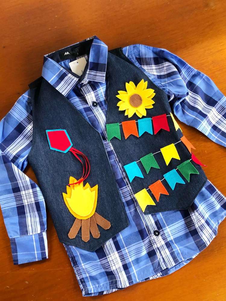 Foto de camisa xadrez azul e colete jeans com desenhos juninos