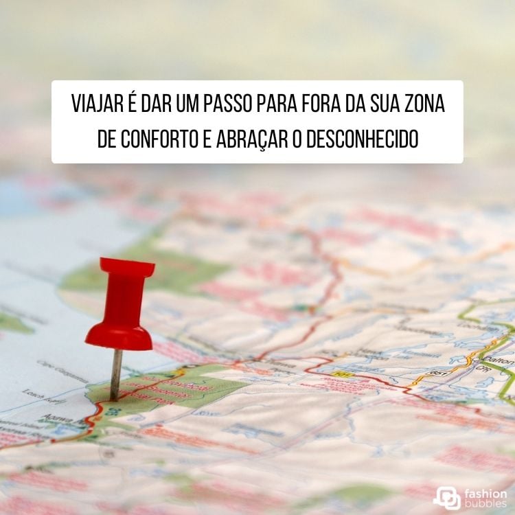 Foto de pin vermelho em um mapa e frase "Viajar é dar um passo para fora da sua zona de conforto e abraçar o desconhecido."