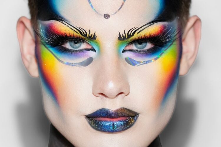 Maquiador Trevos Barret com make colorida LGBT nos olhos