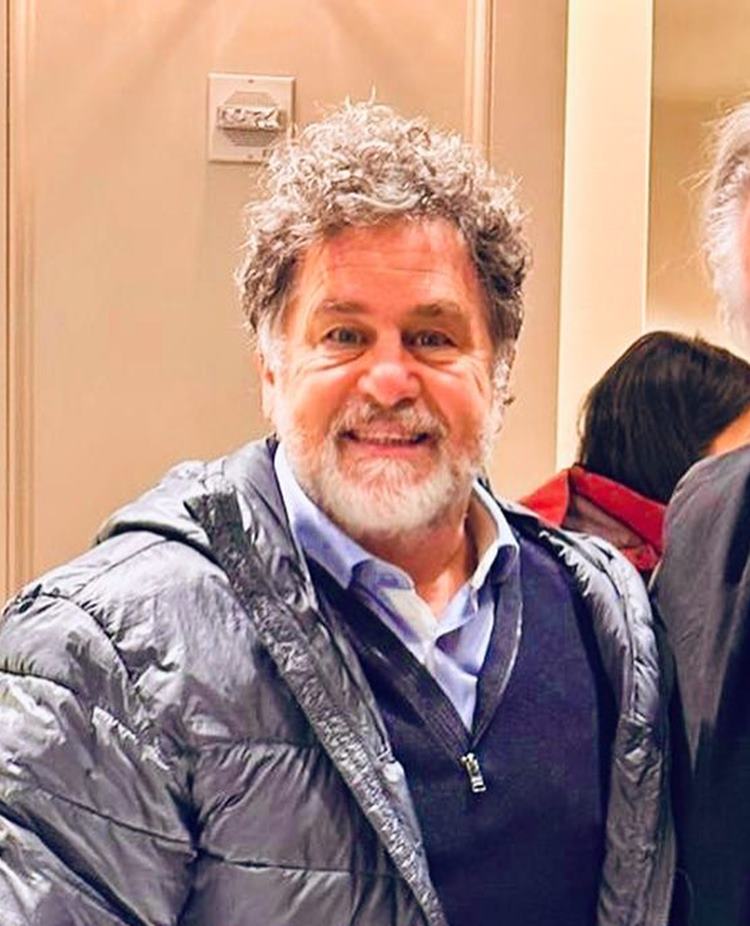 Ator Marcos Frota hoje em dia, aos 66 anos, em foto usando roupa de frio 