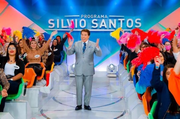 Silvio Santos em pé ao lado do auditório de seu programa