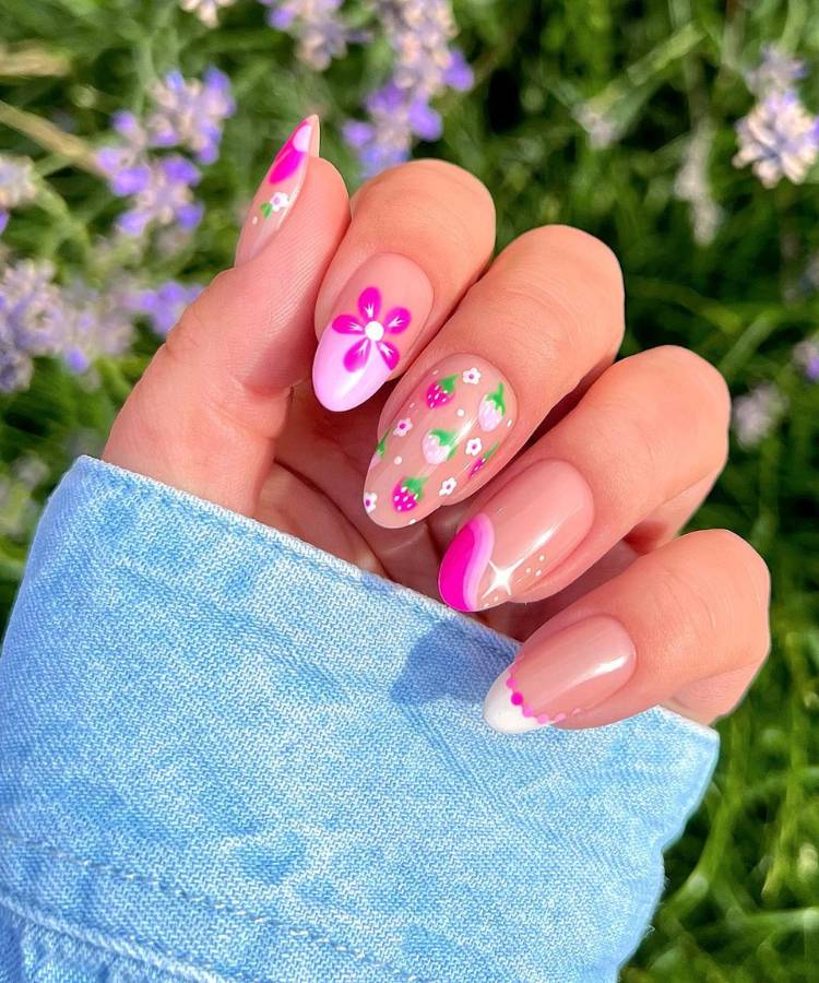nail art com desenhos de flores e morangos cor-de-rosa