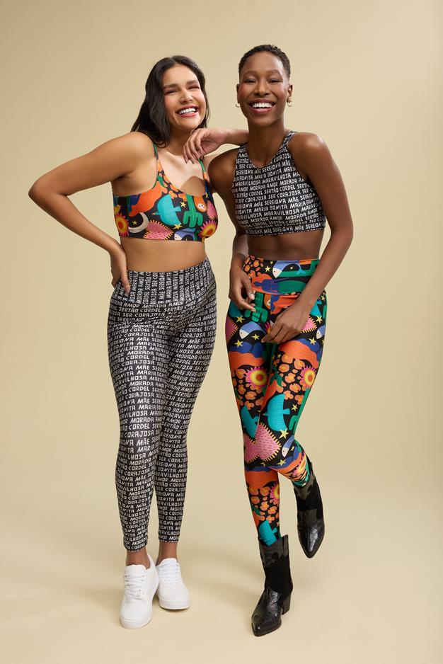 duas modelos, uma com calça preta e top colorido, do lado direito top e calça de mesmas estampas
