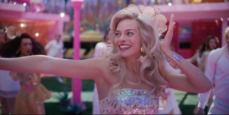 Margot Robbie no filme Barbie em uma cena de dança