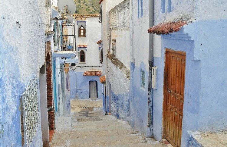Beco da cidade de Chefchaouen, localizada no Marocos e conhecida como Cidade Azul ou Pérola Azul