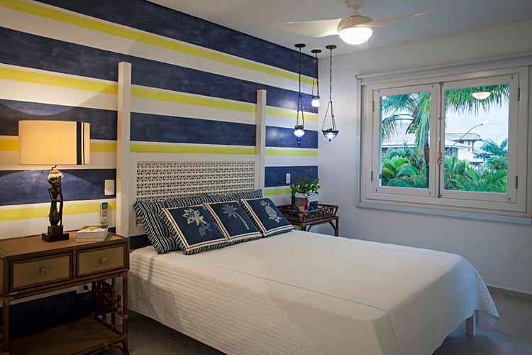 quarto de casal com decoração azul e branco
