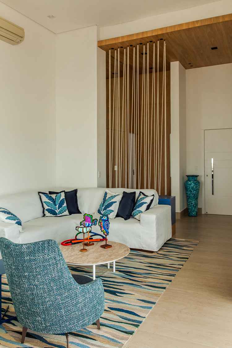 foto de sala de estar com decoração azul e branco