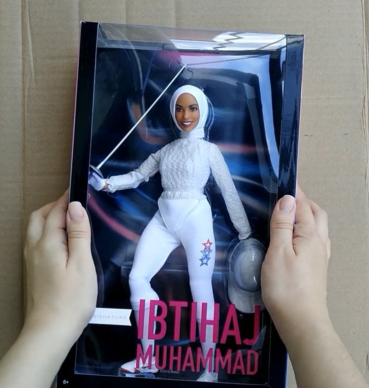 Barbie com Hijab na caixa 