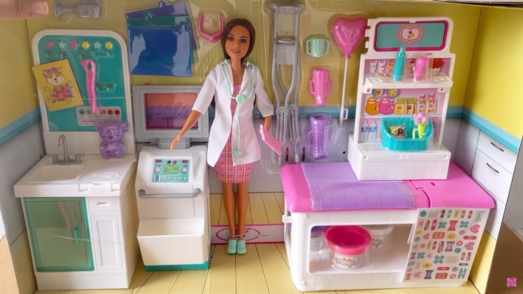 Boneca Mattel médica na caixa com itens do consultório