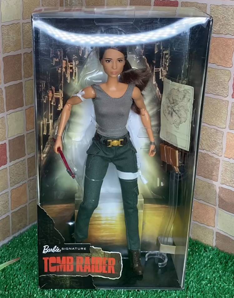 Barbie Lara Croft de Tomb Raider na caixa