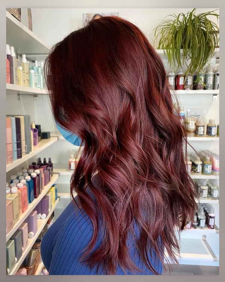 mulher de costas com cabelo longo cherry coke hair