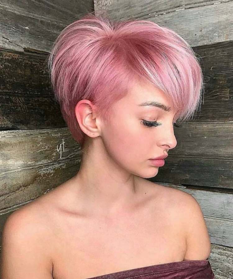 Corte em camadas mulher com cabelo rosa liso