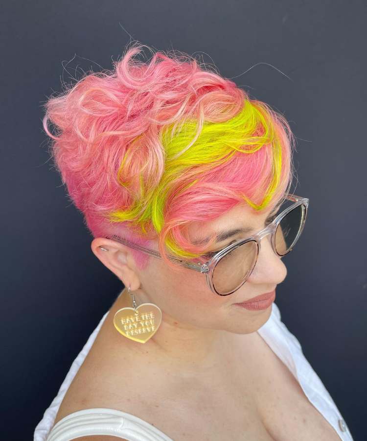 Corte undercut mulher cabelo ondulado colorido rosa e amarelo
