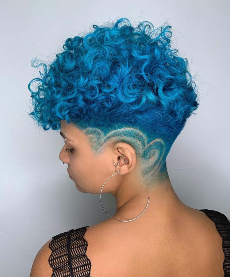 Corte undercut mulher cabelo ondulado azul