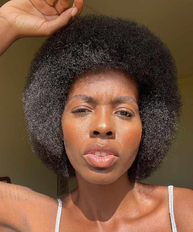 Corte afro mulher cabelo crespo natural castanho escuro