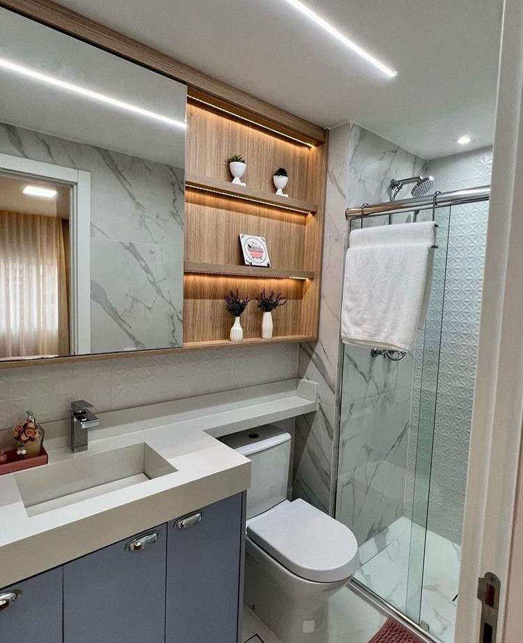 foto de banheiro pequeno em tons de cinza, branco e azul no gabinete