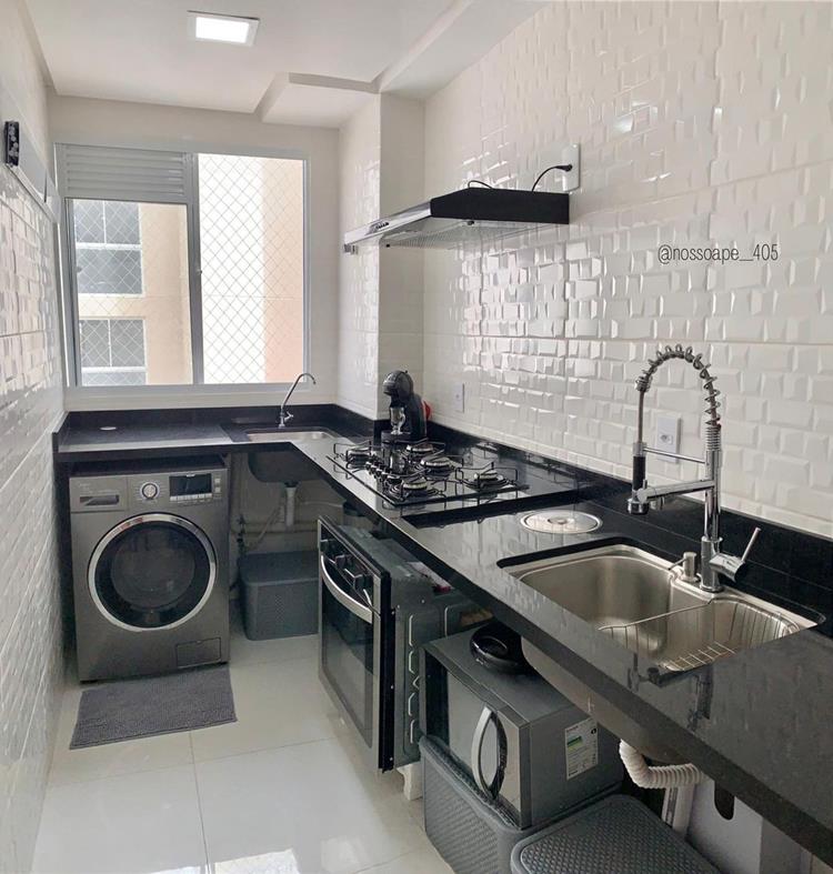 foto de cozinha integrada com lavanderia, pedras preta e azulejos brancos