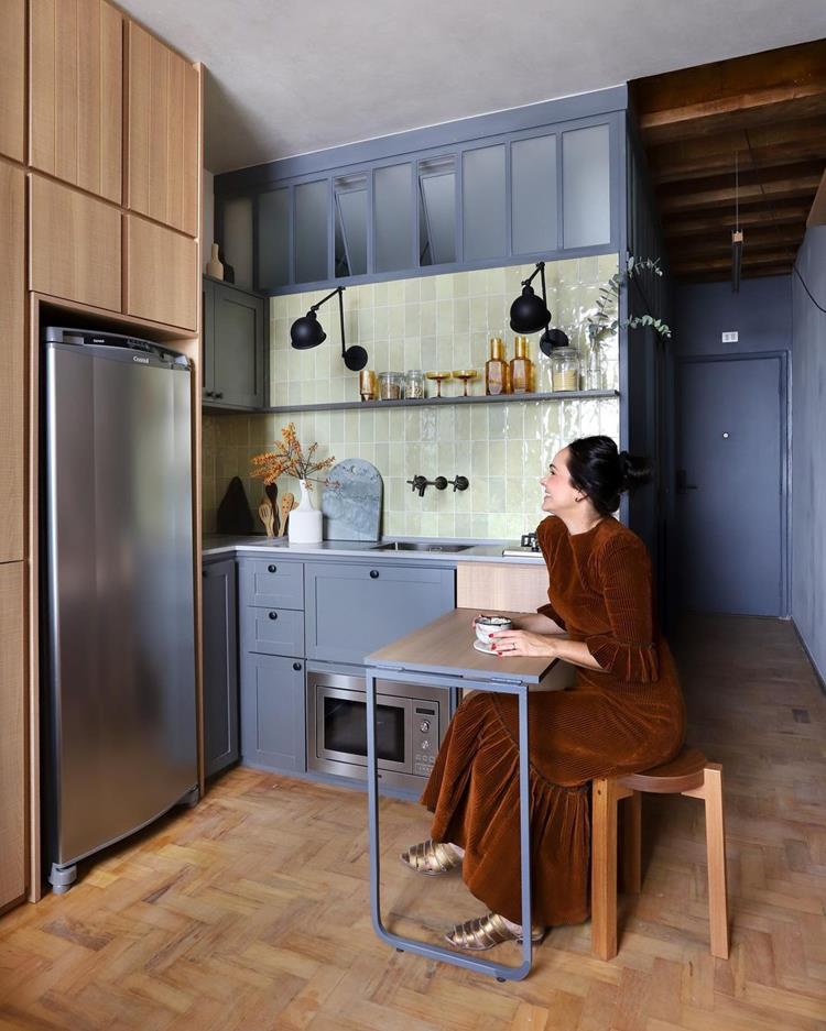 foto de cozinha azul em apartamento pequeno