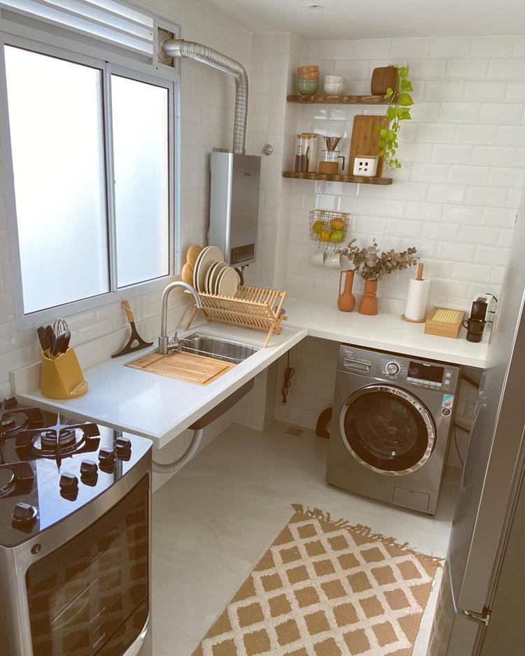 foto de cozinha clara integrada com lavanderia em apartamento pequeno