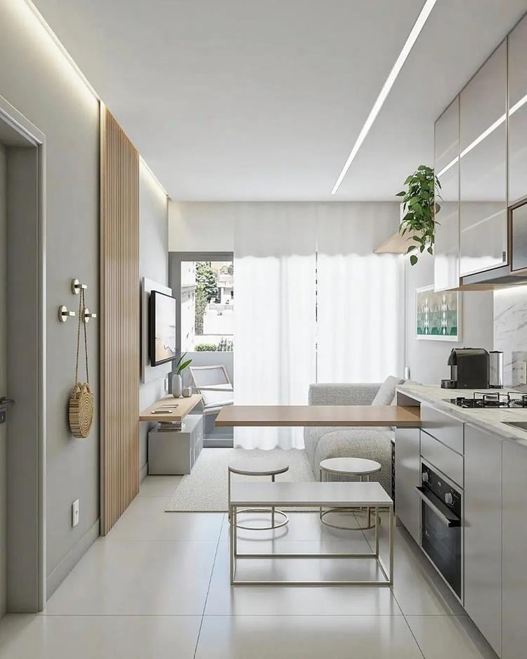 foto de cozinha e sala integrados em apartamento pequeno em tons claros