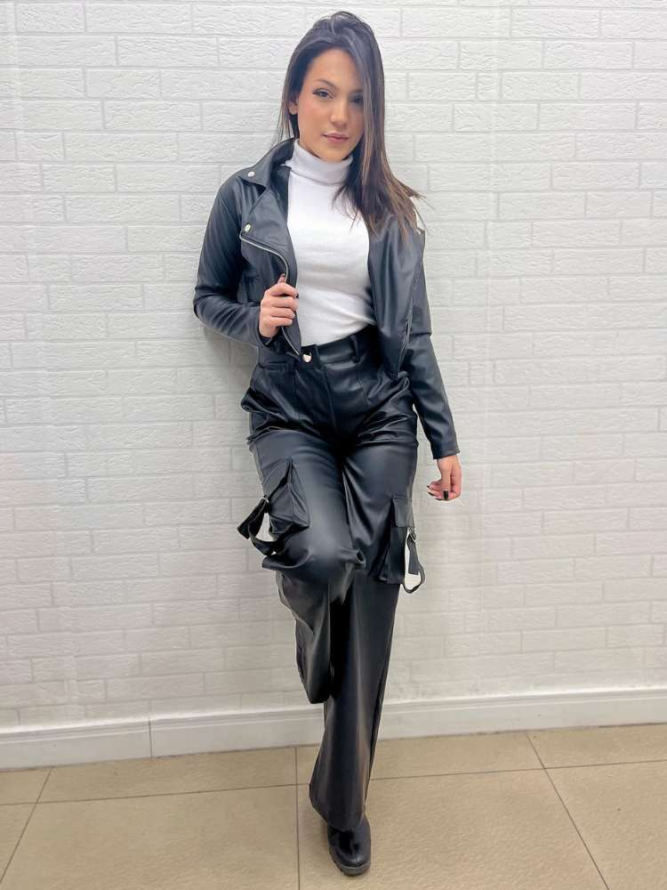 Looks com couro: mulher usando cacharrel branca, jaquetade couro preta, calça de couro preta + bota preta