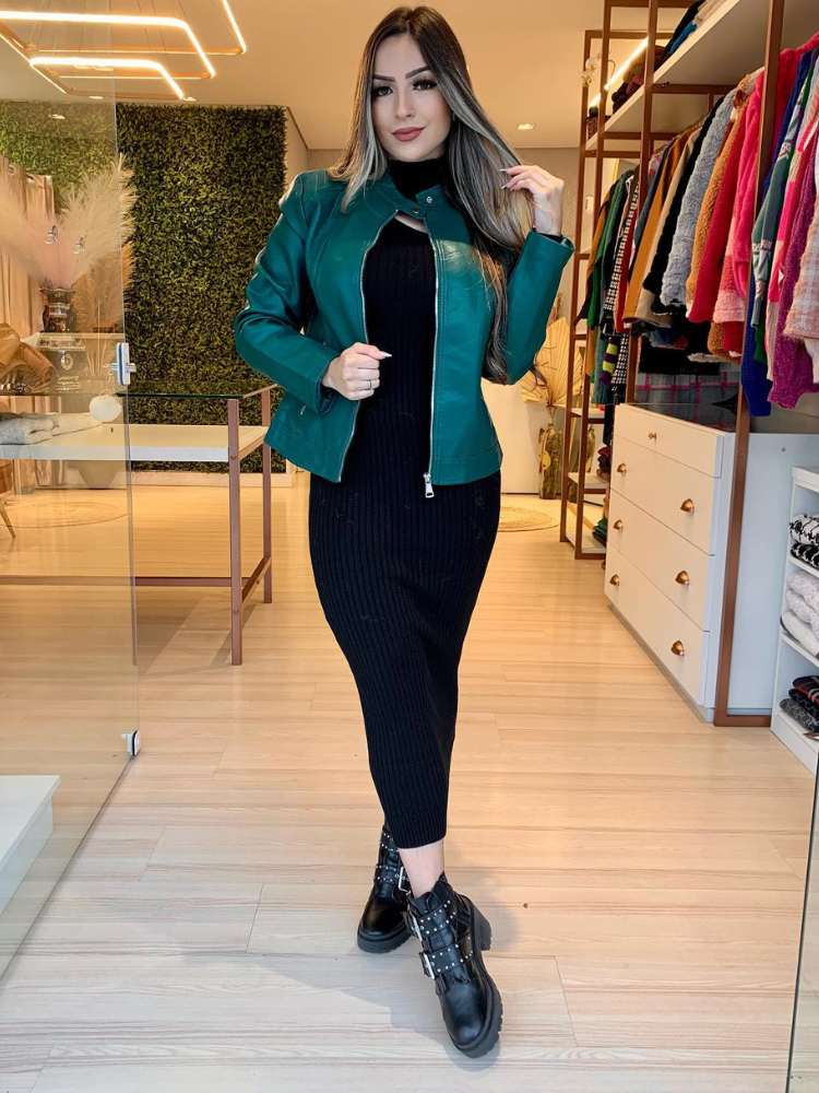 Looks com couro: mulher usando vestido de lã preto, jaqueta de couro verde e bota preta