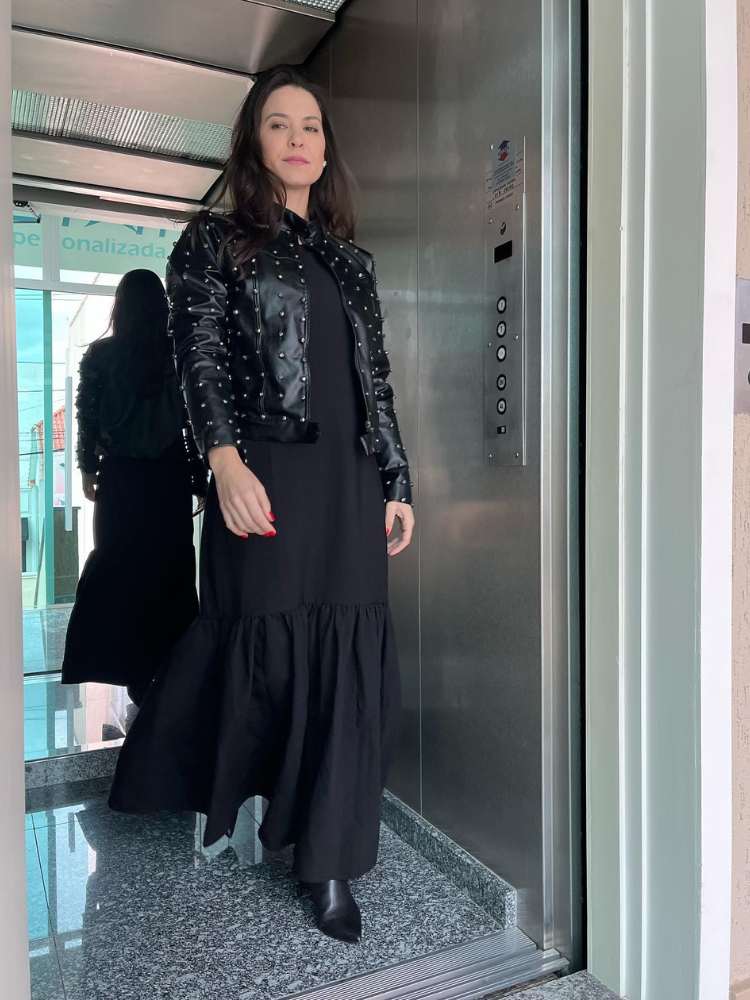 Looks com couro: mulher usando vestido longo preto + jaqueta preta + bota 