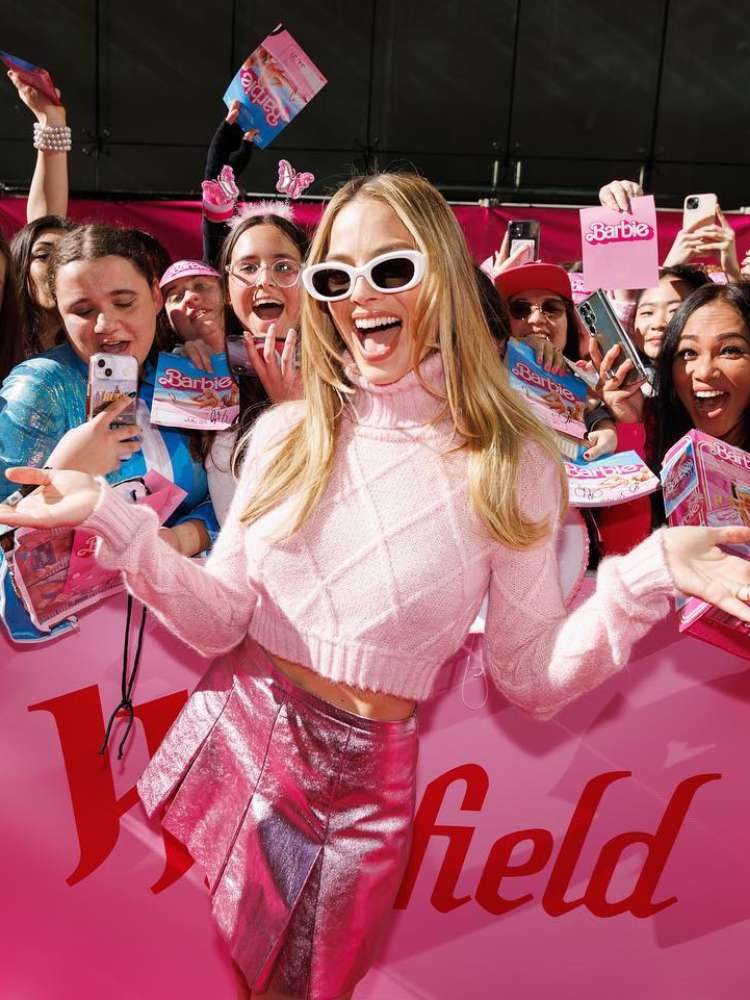 Margot Robbie usa looks inspirados em roupas da Barbie em turnê
