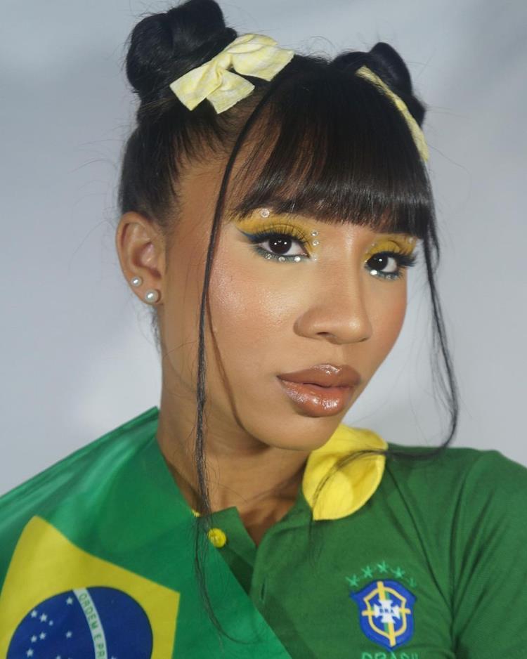 mulher com maquiagem do brasil nas cores da bandeira