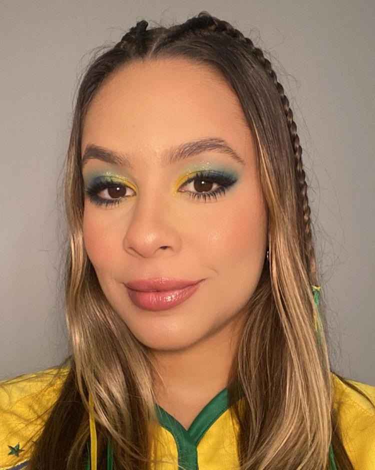 mulher com maquiagem do brasil nas cores da bandeira