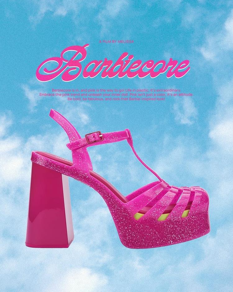 poster de melissa de divulgação de produtos do filme da barbie, tamanco rosa