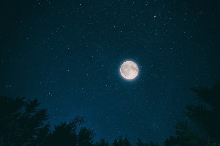 imagem do céu de noite com uma lua cheia