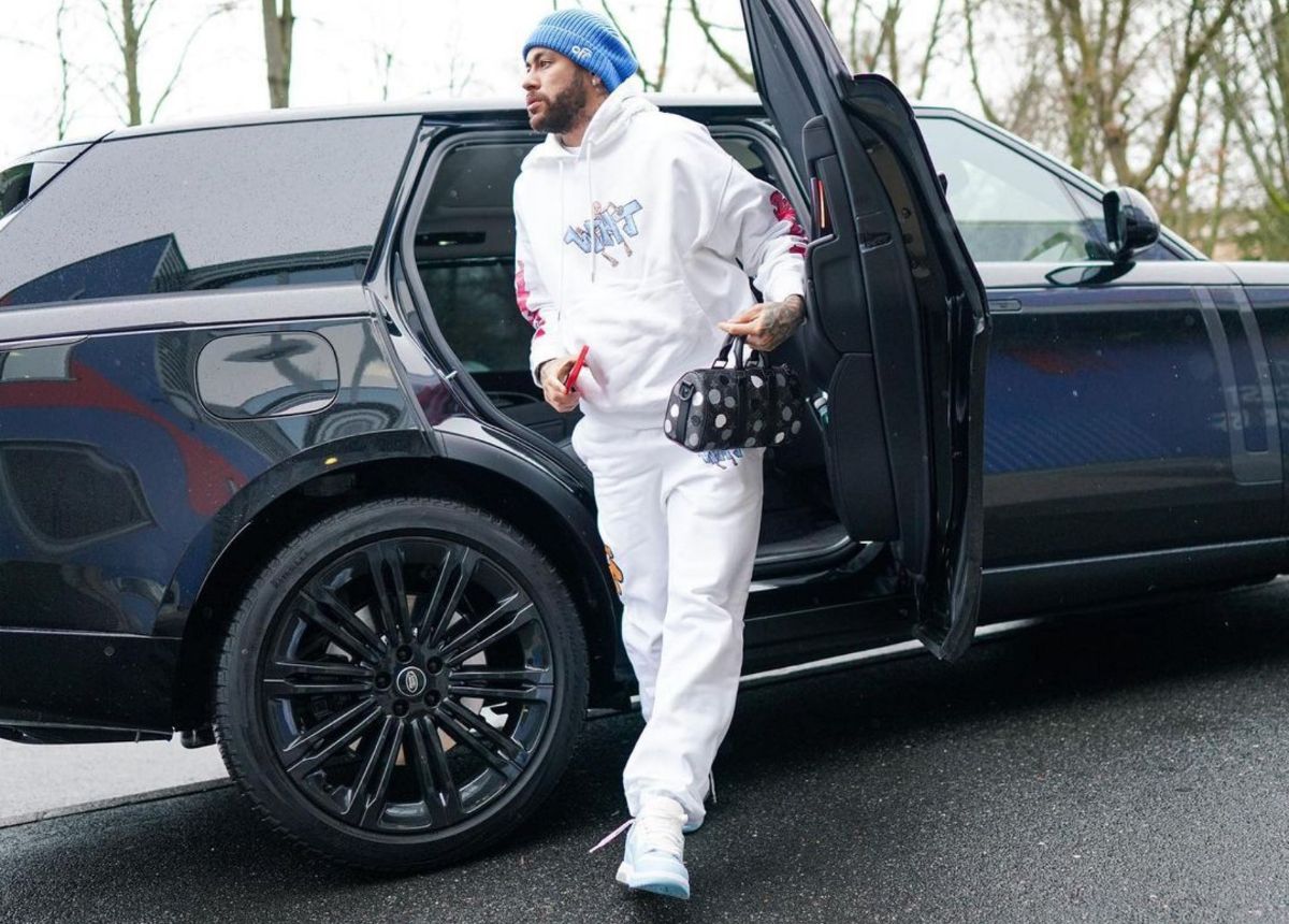 foto das redes sociais de Neymar onde ele sai de um carro usando moletom branco e gorro azul