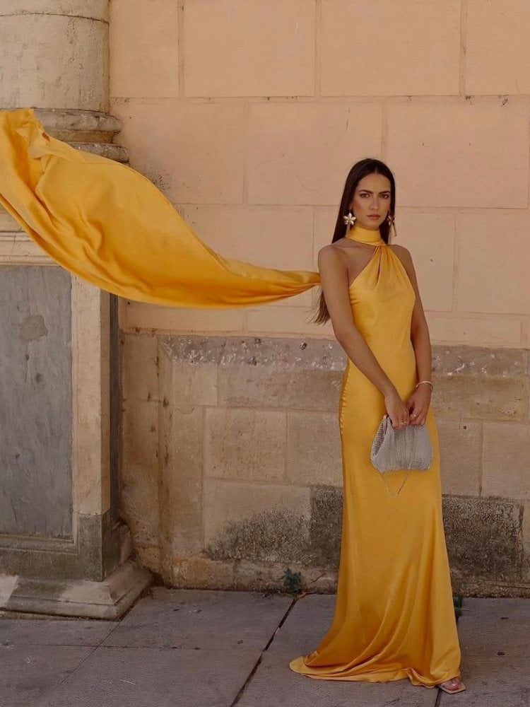 Mulher usando vestido de cetim amarelo para casamento