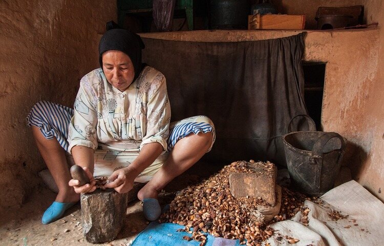 mulher trabalhando em uma cooperativa de óleo de argan em Marrocos