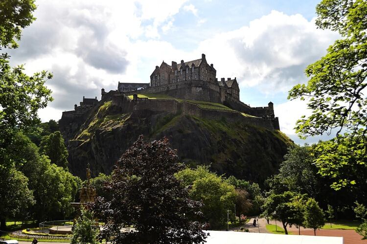 Castelo de Edimburgo, na Escócia, um dos lugares na Europa para uma viagem em agosto perfeita