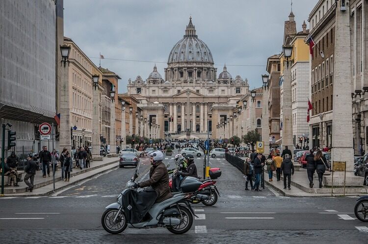 Praça São Pedro, um dos cartões postais de Roma, capital da Itália