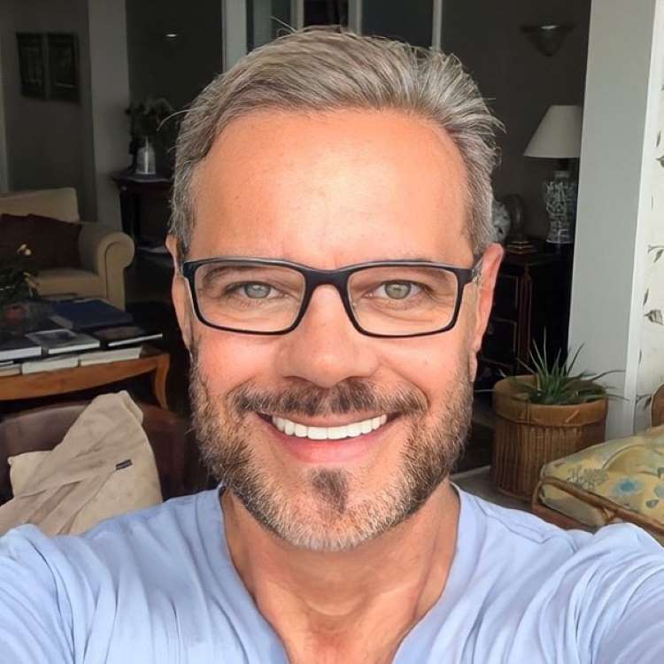 Selfie do ator Diogo Vilela, de óculos, em sala com 