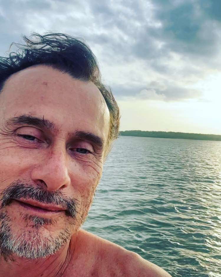 Selfie do ator Enrique Diaz nas águas do Rio Grande do Norte