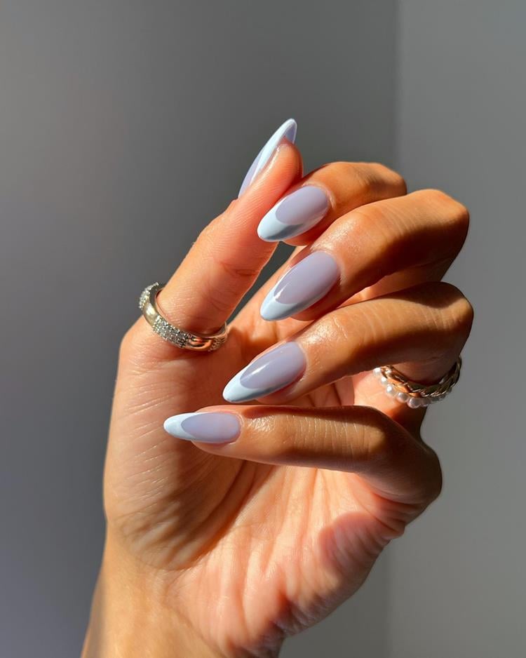 mãos com  blueberry milk nails