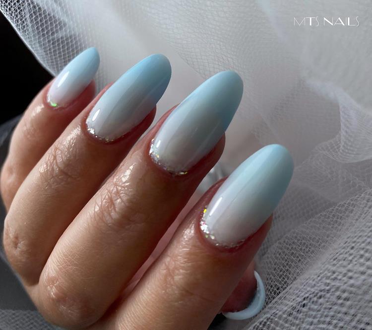 mãos com  blueberry milk nails decorada com glitter