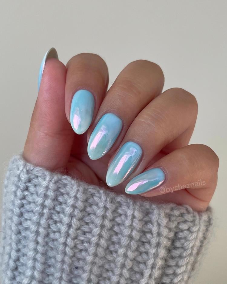 mãos com  blueberry milk nails