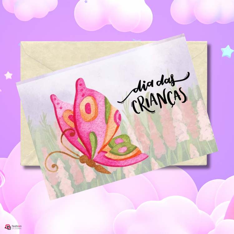 Modelo cartão infantil sob envelope em fundo lilás co nuvens e estrelas