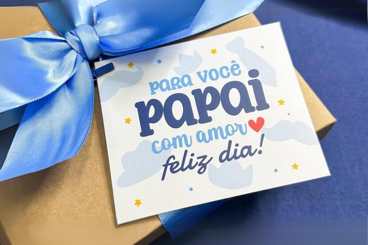 Presente em caixa de madeira com laço azul e cartão de dia dos pais escrito "para você, papai. Com amor, feliz seu dia"