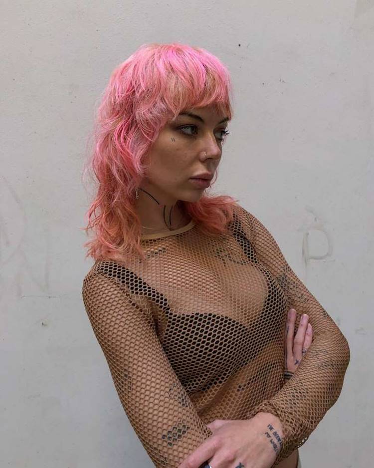 Mulher corte de cabelo mullet rosa