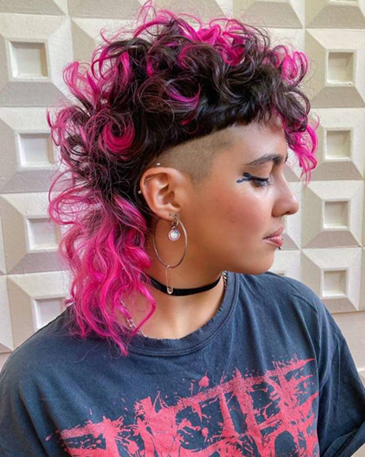Mulher corte de cabelo mullet preto e pink ondulado